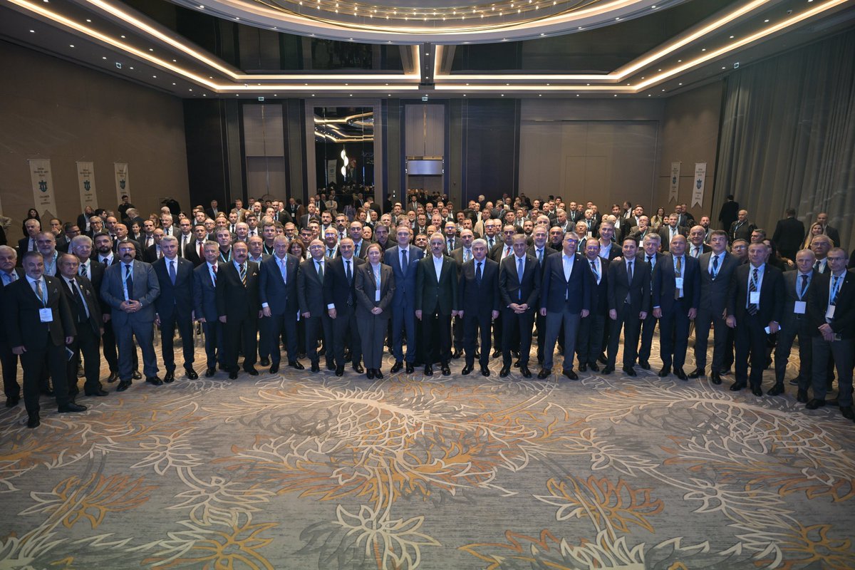 Toplantının açılışında bir konuşma yapan Bakan Abdülkadir Uraloğlu, üyelerimizin söz alarak dile getirdiği sorunları not etti, çözümleri hususunda yanıt verdi. 

Toplantıda Tamer Kıran, Bakan Uraloğlu’na günün anısına anı objesi takdim etti.