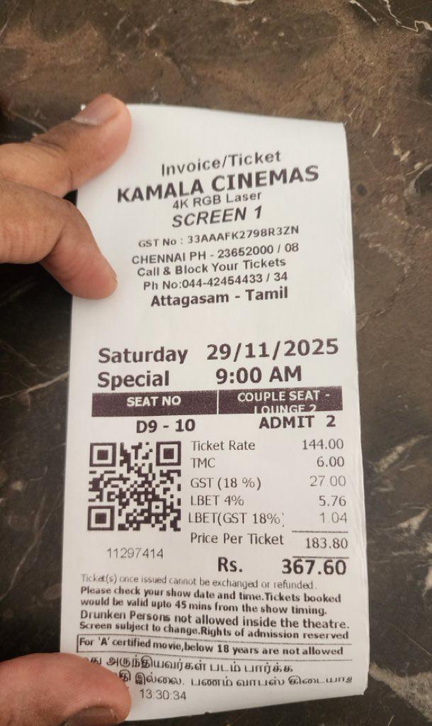 rameshlaus's tweet image. A malaysian AK fan @vijaygananthale ,
took flight to India just to witness early morning special show for  #Attagasam at @kamala_cinemas 🔥

THE HYPE IS SURREAL🤯

@priyanaair 

#AttagasamReRelease #AjithKumar