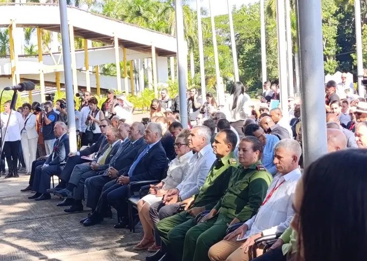 AlmaguerPerdomo's tweet photo. Las medidas anunciadas en #FIAHV2025 para facilitar la inversión extranjera y otras que se adoptarán próximamente, no buscan una vuelta al capitalismo sino el perfeccionamiento de nuestra economía en el empeño de construir un socialismo próspero y sostenible. 
#TumbaElBloqueo https://t.co/K93lLmv33u