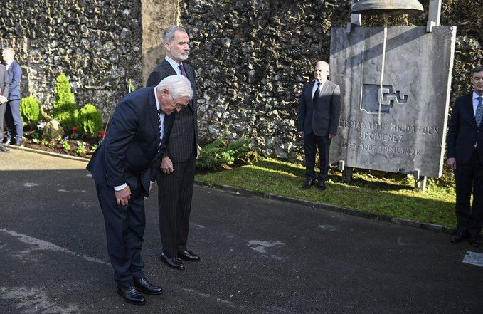 Pucurull's tweet photo. Em sembla vergonyós que el rei d’Espanya no s’inclinés, com va fer el president d'Alemanya demanant perdó, en l’acte d’homenatge d’ahir a les víctimes del bombardeig de Gernika. https://t.co/mDaGt9lISK
