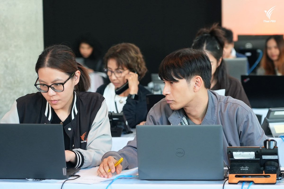 FanLakornTPBS's tweet image. การช่วยเหลือยังเดินหน้าต่อ พร้อมแรงสนับสนุนที่มาถึง #ThaiPBS 
โอ อนุชิต, #PlanRathavit , โอ สุพิชญา และแก๊ป ณรงค์กร, เดวิด กิตติกวิน, กราฟิค รัชวิศน์ นักแสดงสังกัด JUVE9 มาร่วมประสานงาน ติดตามการช่วยเหลือผู้ประสบภัย #น้ําท่วมใต้ พร้อมส่งกำลังใจให้ทุกคนก้าวผ่านช่วงเวลานี้ไปด้วยกัน