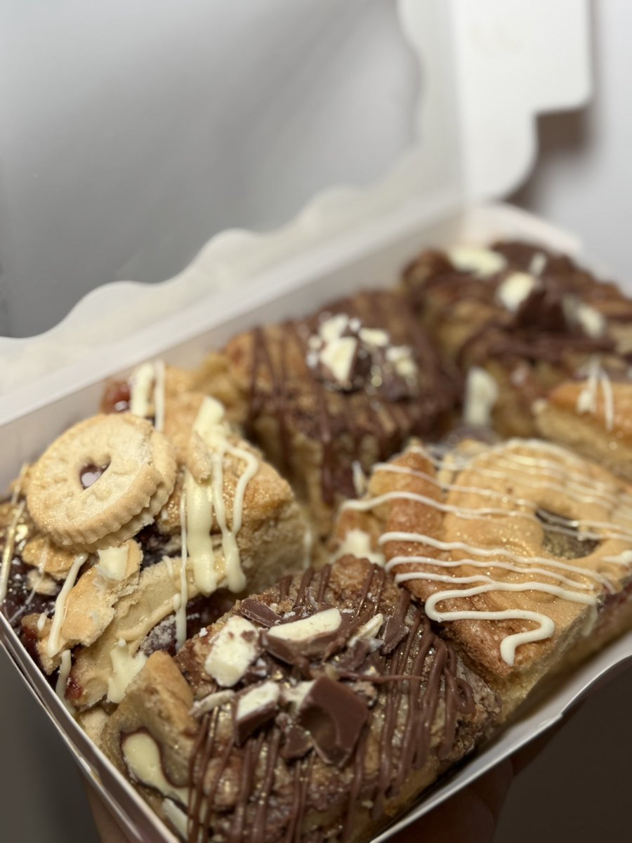 lemonbakes_x's tweet photo. Jammy &amp; kinder blondies 🫶🏽 https://t.co/hFiYihsxTK