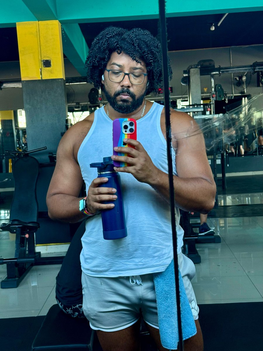 lurodriguesslv's tweet image. Cata o pump da gata, vinhadage!? 💥💅🏾
Tô toda grandona, parecendo que fui inflada no ar comprimido da beleza!

Agora me diz: vc também fica se achando a própria super-heroína depois de um treino babadeiro ou é só eu que vivo a fantasia? 🏋🏾‍♀️✨