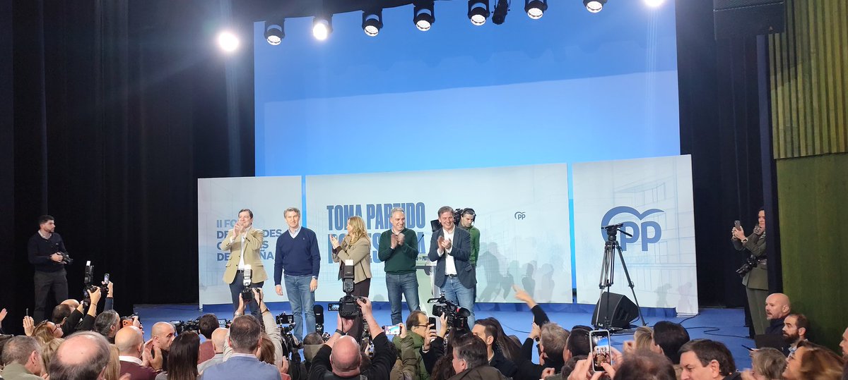 lorenacarea's tweet photo. Hoy en Burgos clamando por un nuevo gobierno, estable y decente. No podemos permitir más este despropósito. Con @NunezFeijoo lo conseguiremos. https://t.co/RqKtqsG7AB