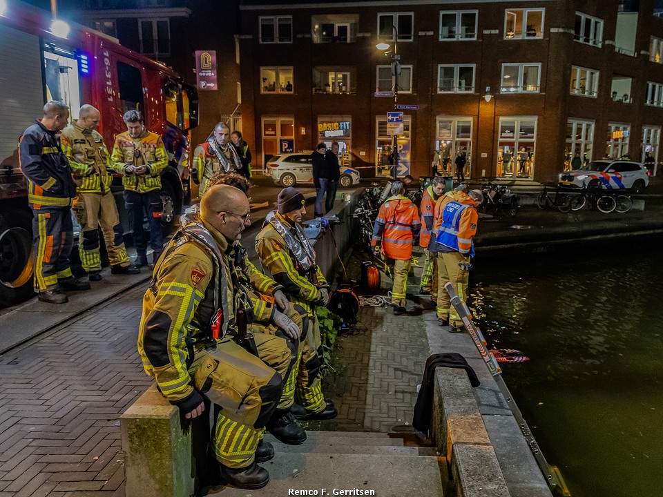 Duikinzet brandweer bij Pottersbrug in Gouda