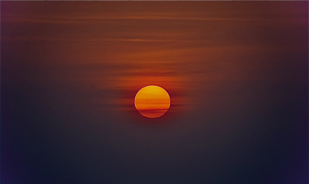 dharmadhikarin's tweet photo. The setting Sun and the Rising Moon.

#theme_pic_India_sunset 
#theme_pic_India_moonclicks https://t.co/vcYTC8xTiv
