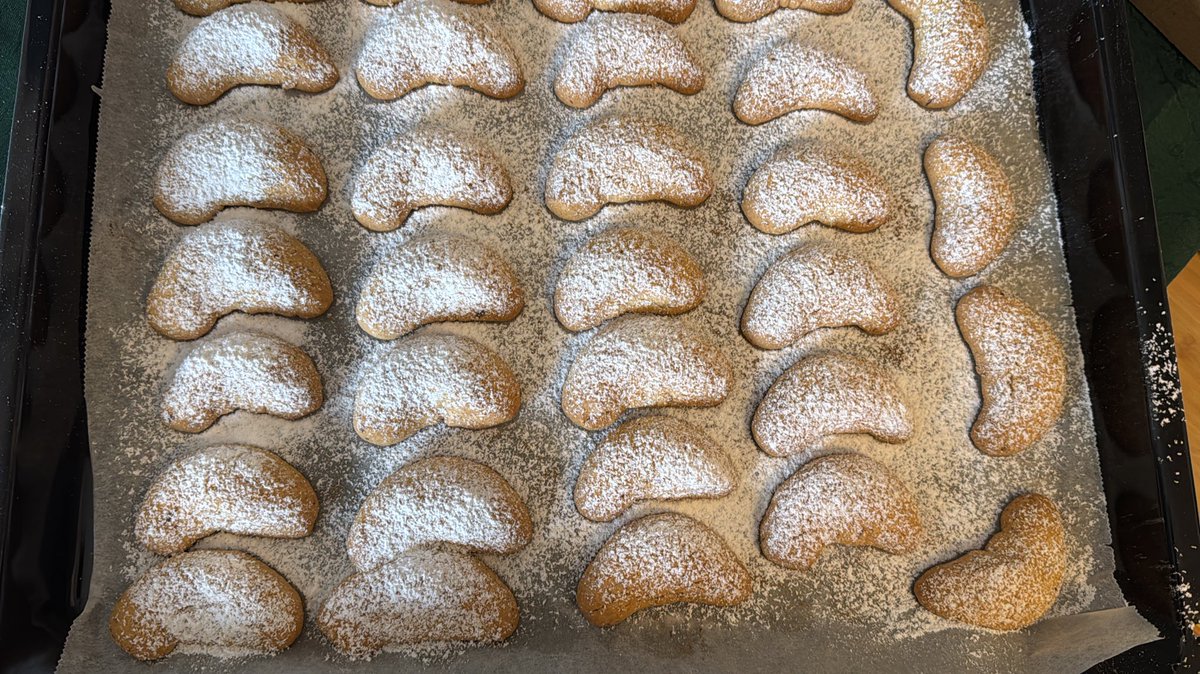 Hab' mi'm Frauchen Kokosmakronen und Vanillekipferl gemacht. Natürlich bio, natürlich gluten- und laktosefrei.