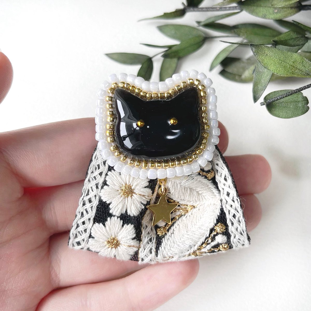 黒猫とインド刺繍リボンのブローチ🐈‍⬛ キラキラで可愛い作品です