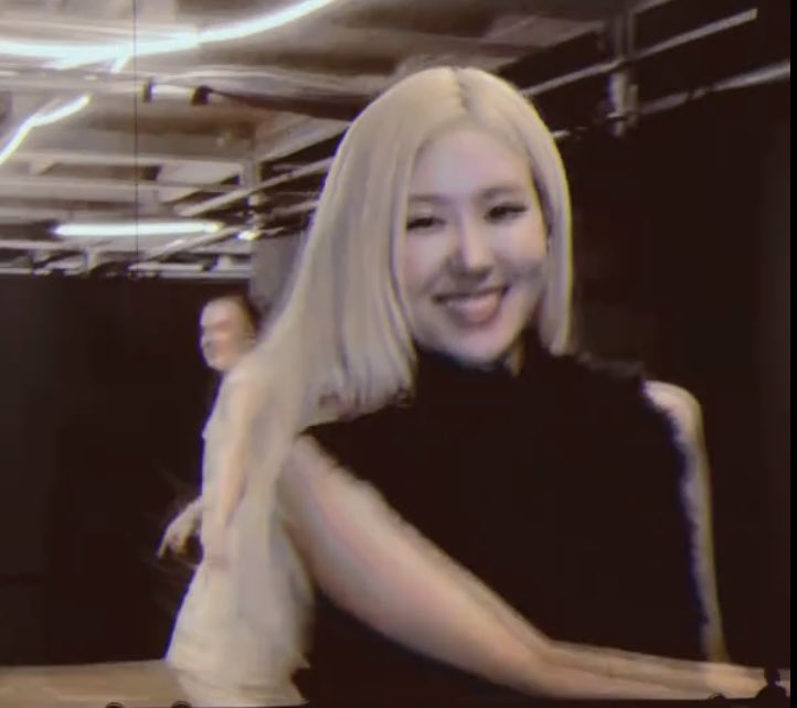 roise_e's tweet image. her smile 🥹