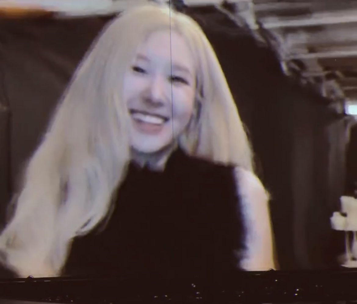 roise_e's tweet image. her smile 🥹