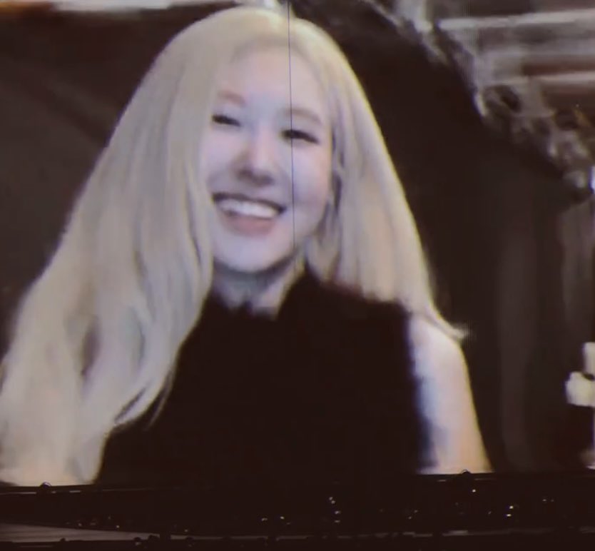 roise_e's tweet image. her smile 🥹