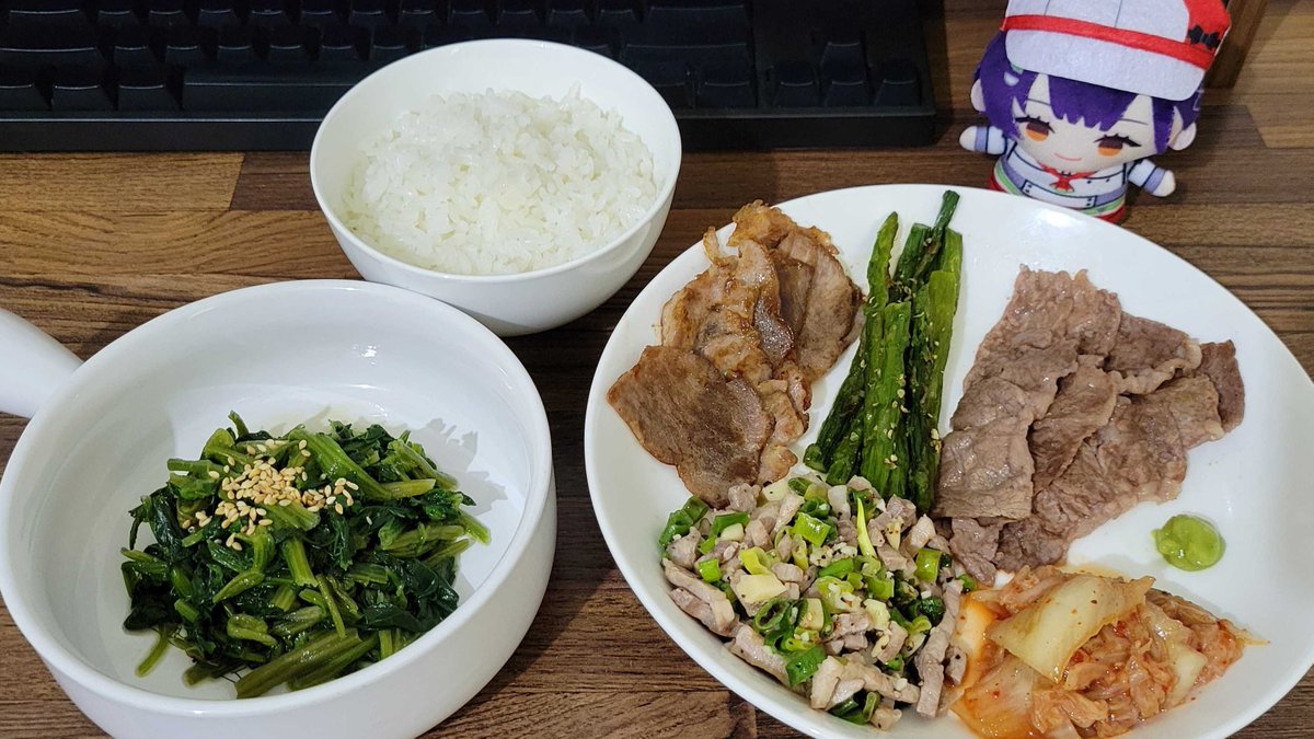 最近忙しすぎて、料理の時間がほぼないけど、せっかくのいい肉の日だから、どうしても何とか作りたい！

今日のレシピ：
 ほうれん草の胡麻和え
 アスパラのバターハーブ焼き
 豚ロースの照り焼き
 にんにくとねぎ塩の豚炒め
 牛バラの塩焼き わさびとキムチ添え

ごちそうさまでした！

#すずさーち