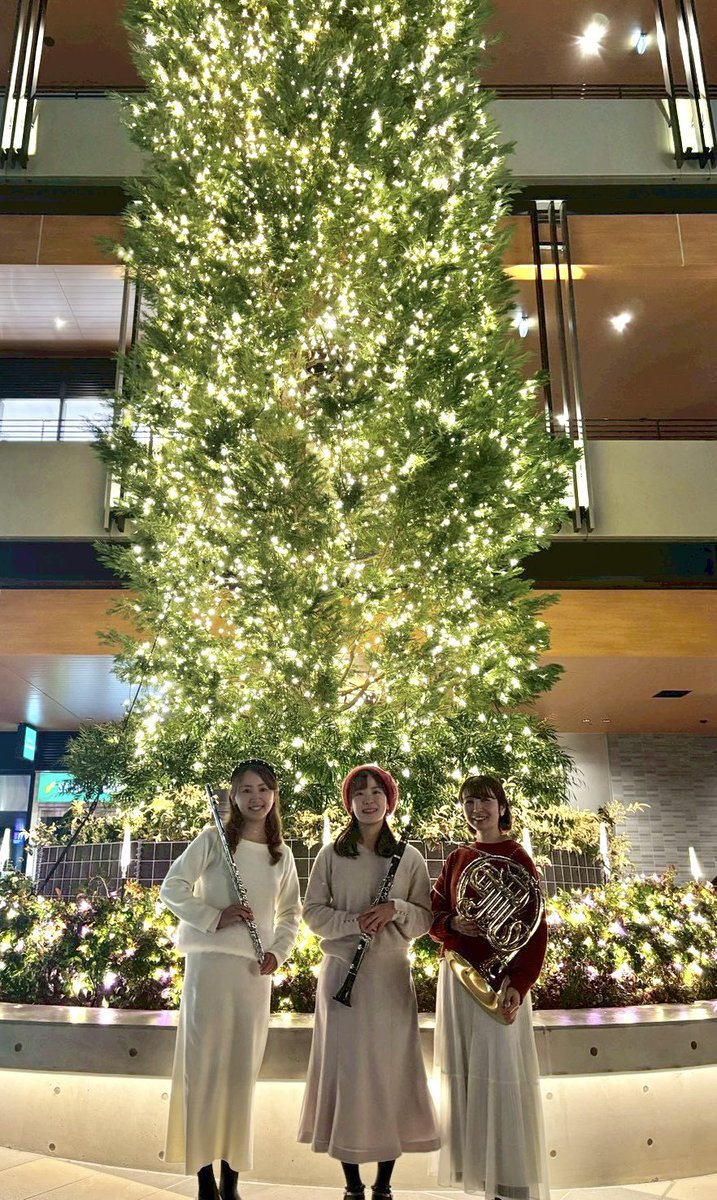 irohanimokugo's tweet photo. 十条のタワーマンションでのクリスマスツリー点灯イベントに、サンタさんをイメージした赤白コーデで参加させていただきました🎄✨
本日はFl. Cl. Hr.の同級生トリオで♪
冬の空気が冷たい中でしたが、たくさんのお客様に足を止めていただき嬉しかったです☺️
関係者の皆様、ありがとうございました✨ https://t.co/Ufh2dOqhwk