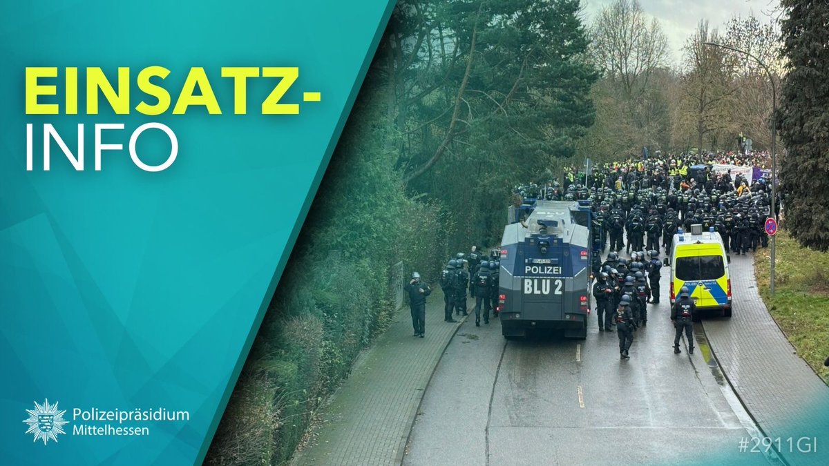 Polizei_MH's tweet photo. Im Bereich des Westufers, unterhalb der Konrad-Adenauer-Brücke, versuchten mehrere Personen die Absperrung in Richtung Messehalle #Gießen zu durchbrechen. Dort wurde der Wasserwerfer eingesetzt.

#2911Gi https://t.co/niN9GyR1Lq