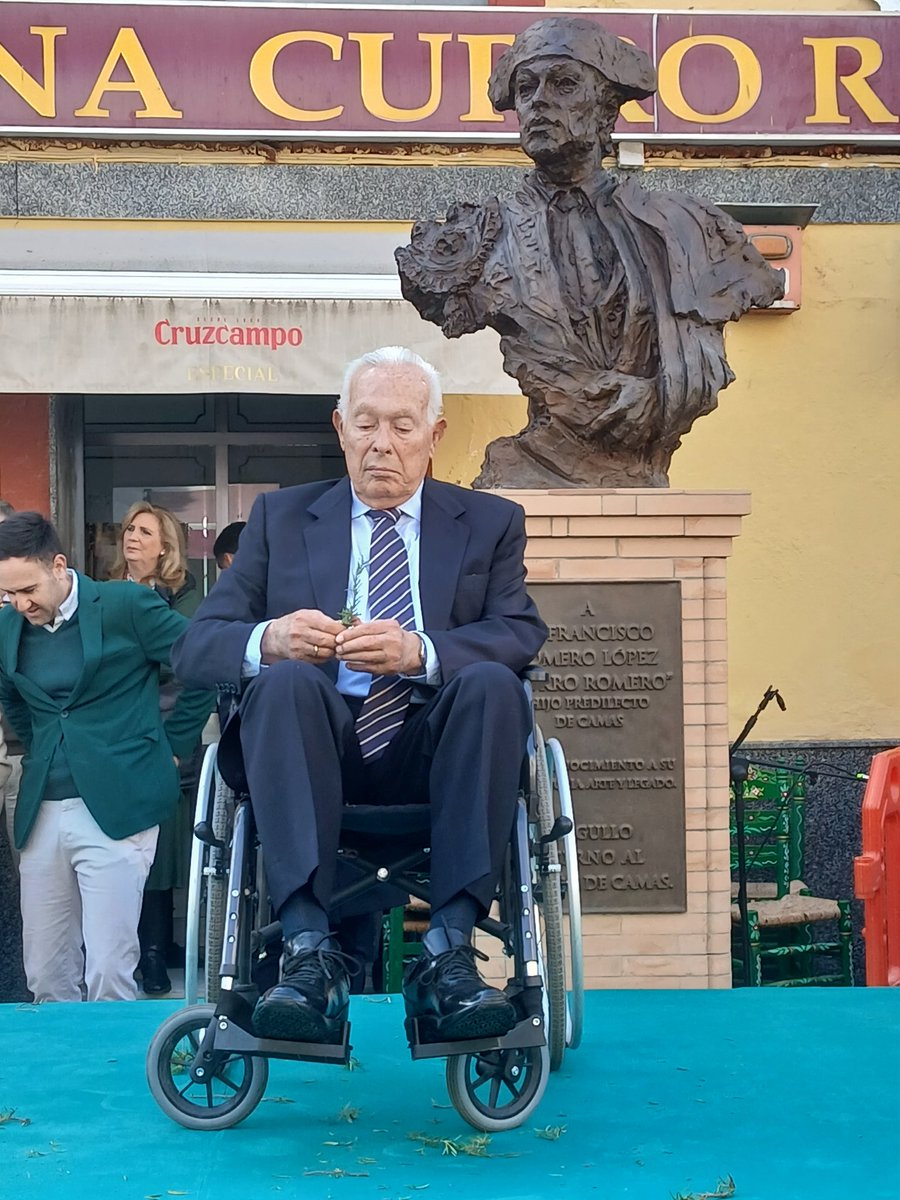 Inauguración de la escultura al maestro Curro Romero en Camas.