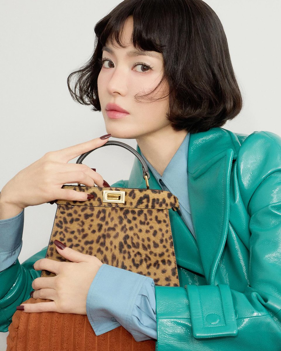 Fendi's tweet photo. Fendi Holiday Collection
Captured on Fendi Ambassador Song Hye Kyo https://t.co/oB51SEMX45