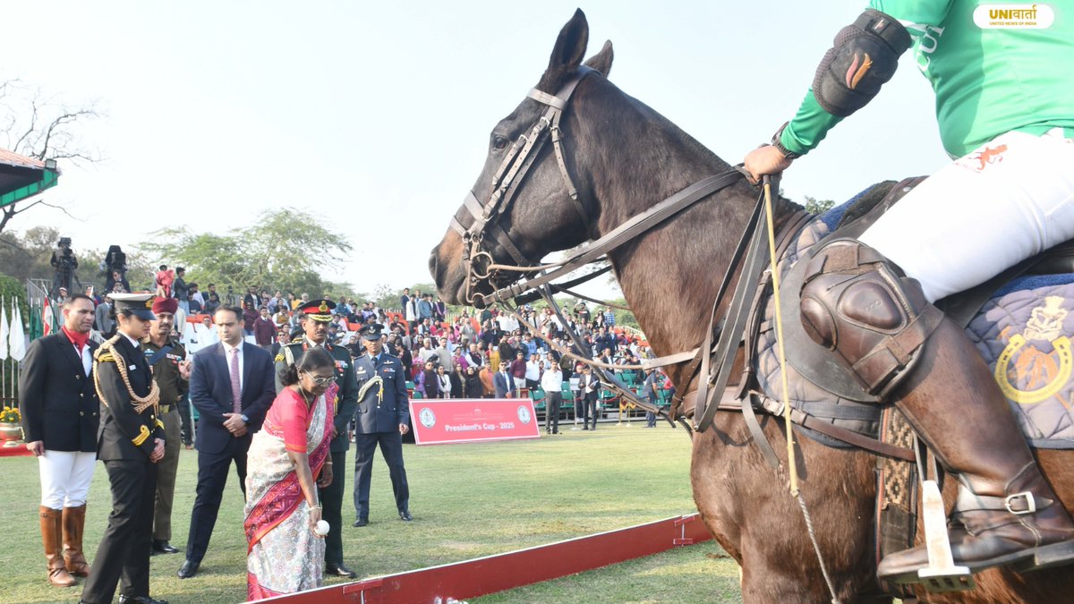 univartaindia1's tweet photo. In Photos | राष्ट्रपति द्रौपदी मुर्मु ने आज दिल्ली स्थित प्रेसिडेंट्स बॉडीगार्ड परेड ग्राउंड में राष्ट्रपति पोलो कप एग्जिबिशन मैच का उद्घाटन किया।

📸 : PREM SINGH/UNI 

@rashtrapatibhvn | #DraupdiMurmu | #PresidentofIndia | #PoloMatch | #Delhi https://t.co/U7EOjKqmSE