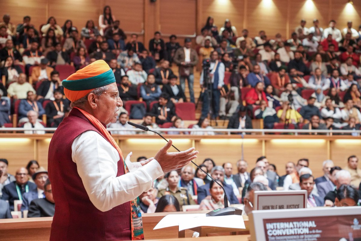 arjunrammeghwal's tweet image. इस गरिमामयी कार्यक्रम में माननीय न्यायाधीशों, वरिष्ठ अधिवक्ताओं, शिक्षाविदों व विधि जगत के अनेक विशिष्ट जनों की उपस्थिति रही।

#Judiciary #LegalEducation  #ConstitutionDay