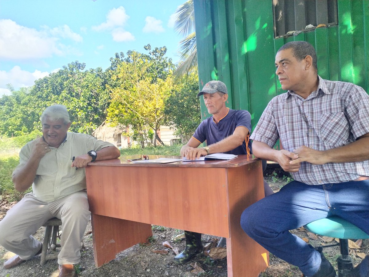 Se realiza la Asamblea de la UBPC 28 Enero del Municipio Guanabacoa donde se analizó la marcha de la contratación 2026,  el uso de la tierra y la afiliación de los usufructuarios vinculados a la cooperativa.
#PorCubaJuntosCreamos