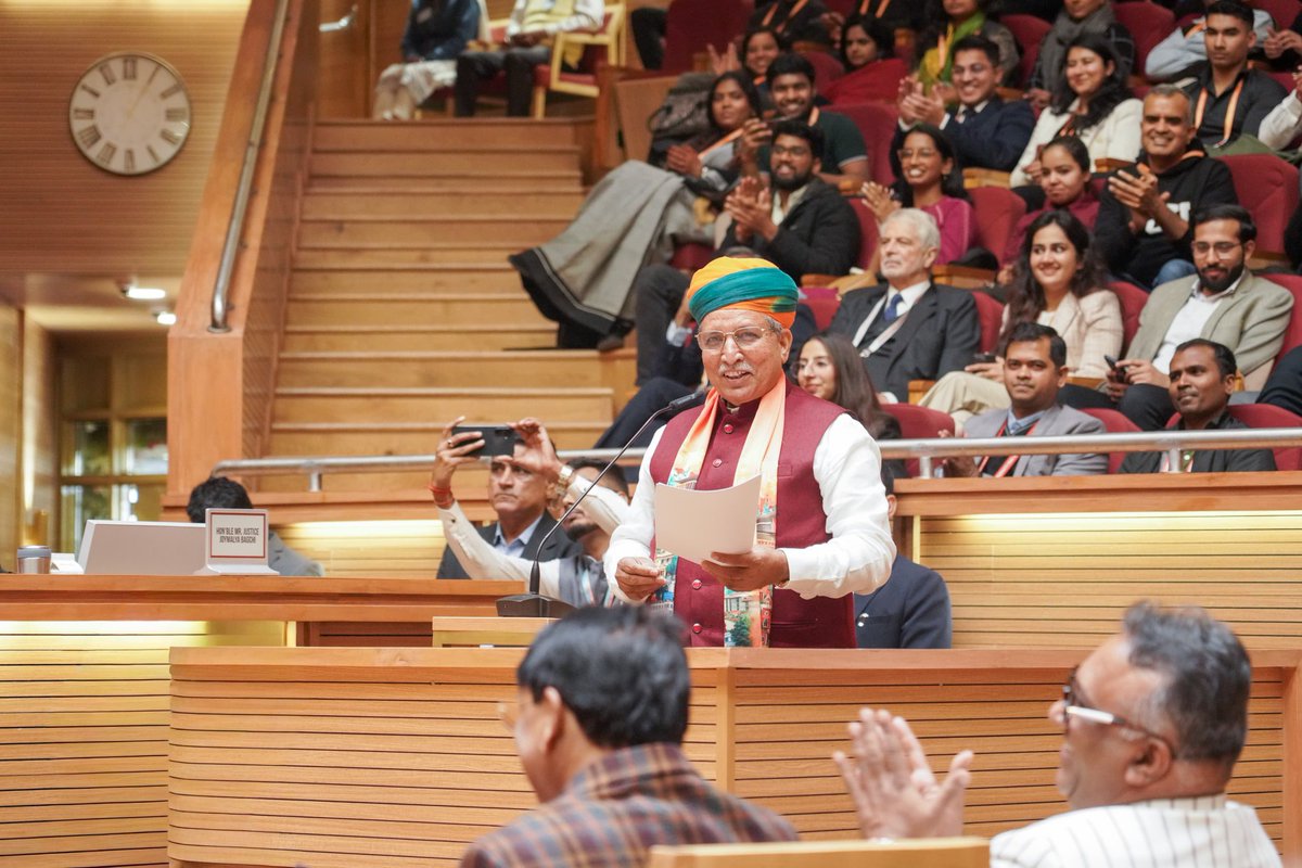 arjunrammeghwal's tweet image. इस गरिमामयी कार्यक्रम में माननीय न्यायाधीशों, वरिष्ठ अधिवक्ताओं, शिक्षाविदों व विधि जगत के अनेक विशिष्ट जनों की उपस्थिति रही।

#Judiciary #LegalEducation  #ConstitutionDay