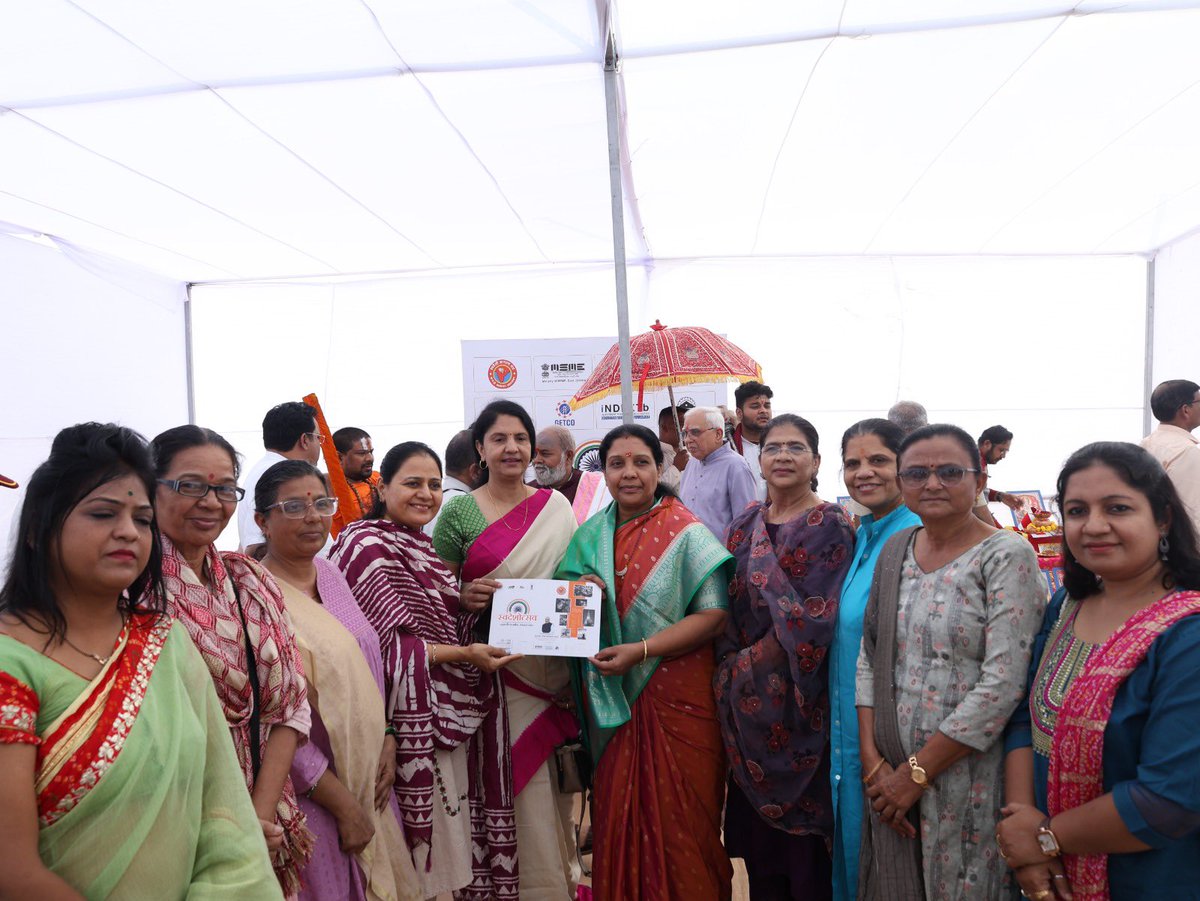 આત્મનિર્ભર ભારત અભિયાનને વેગ આપવા અને સ્વદેશી ઉત્પાદનોને પ્રોત્સાહન આપવાના ઉદ્દેશ્ય સાથે યોજાનારા “સ્વદેશોત્સવ ૨૦૨૫”ની તૈયારીઓનો પવિત્ર પ્રારંભ આજે પૂજ્ય સંતોના આશીર્વાદ અને તેમની પાવન ઉપસ્થિતિમાં ભૂમિ પૂજન થયો.
 
આ અવસરે નીચે જણાવેલ પૂજ્ય સંતો અને મહાનુભવો ઉપસ્થિતિ રહ્યા હતા.