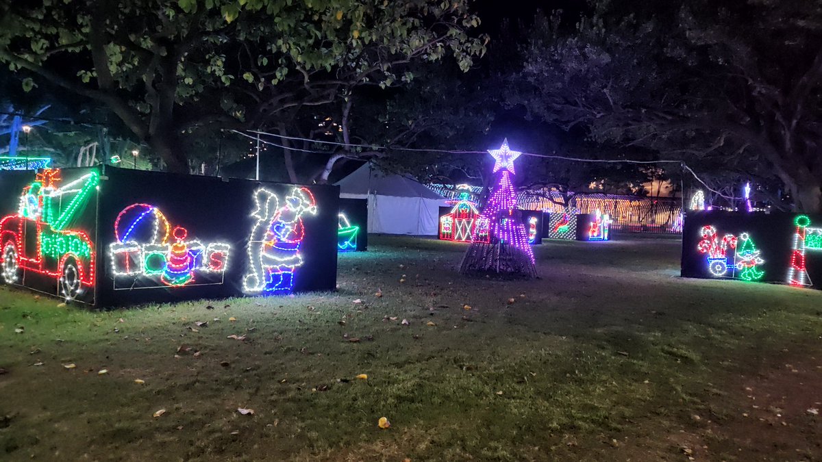 harrycovair's tweet photo. #Honolulu #HonoluluCityLights #Hawaii test run before it is officially open on Saturday evening at Thomas Square #ThomasSquare https://t.co/c1fMZs2g4M
