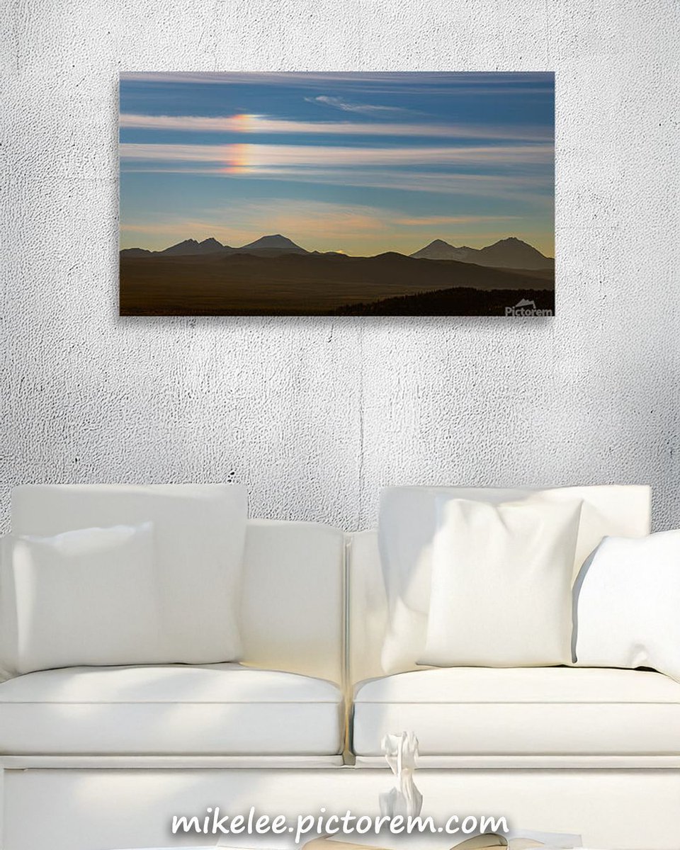 tpeakphotos's tweet photo. A glowing sun dog above the Three Sisters—captured from the summit of Pilot Butte. Love the mix of volcanic silhouettes and atmospheric light. Available as fine art prints on Pictorem.
https://t.co/rNS1eNaLs7
#oregonart #sunsetphotography #naturewallart https://t.co/trkDNI2qwX