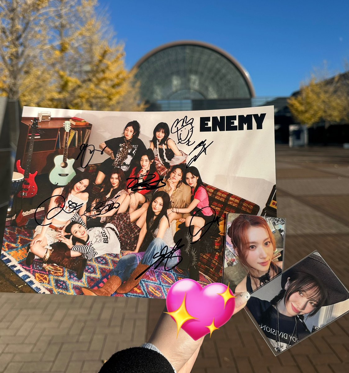 momo___96___'s tweet photo. TWICE全員サイン会🎀🤍✨

ほんまにみんな可愛すぎて何も言葉出てこないままただただ目を合わせて進んでしまって気づいたらももちゃんやって焦ってハートとか出したらももちゃんがペン持ってるのに優しくしてくれてにやけ止まらんすぎたのにがめつくさなちゃんに大好き言ってもらって終わりました https://t.co/nCLqGpZfqC