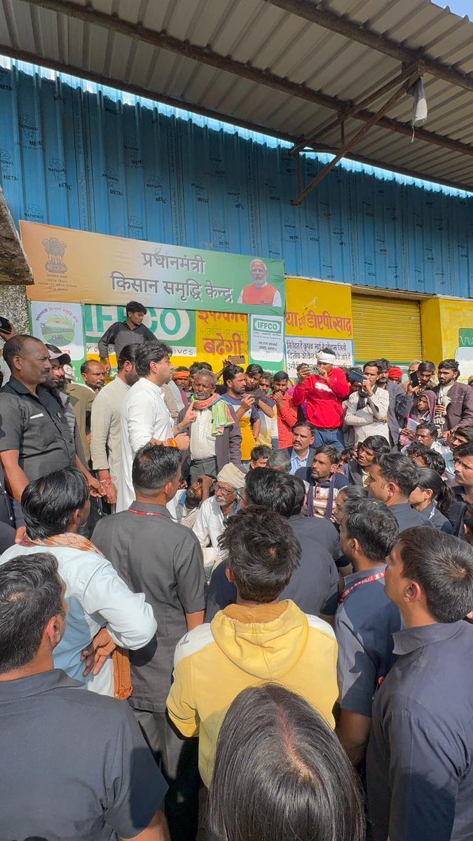 AnujjBidi's tweet photo. आज गुना में श्रीमंत @JM_Scindia जी ने Urea वितरण केंद्र का अचानक निरीक्षण किया। किसानों से संवाद, दुकानों की जाँच और व्यवस्थाओं को दुरुस्त करने के स्पष्ट निर्देश दिए। सदैव किसान हित में आपकी सर्वोच्च प्राथमिकता रहती है।
हृदय से आभार 🙏
#जनसेवकसिंधिय
#gunakemaharaj https://t.co/kef5U8aaTM