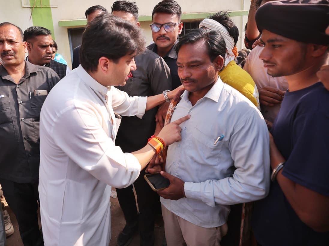 AnujjBidi's tweet photo. आज गुना में श्रीमंत @JM_Scindia जी ने Urea वितरण केंद्र का अचानक निरीक्षण किया। किसानों से संवाद, दुकानों की जाँच और व्यवस्थाओं को दुरुस्त करने के स्पष्ट निर्देश दिए। सदैव किसान हित में आपकी सर्वोच्च प्राथमिकता रहती है।
हृदय से आभार 🙏
#जनसेवकसिंधिय
#gunakemaharaj https://t.co/kef5U8aaTM