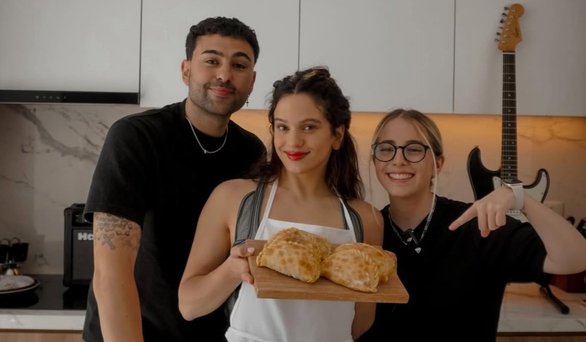 fedeebongiorno's tweet image. 🎶 Las 24 horas de Rosalía en Buenos Aires:

— Show de Cindy Cats en Ferro
— Entrevista en Nadie Dice Nada
— Grabación con Las Recetas de Simón y Ailu Tokman
— Entrevista con Pergolini
— Grabación en el Obelisco
— Stream con Momo y Trueno
— Visita a La Bombonera
— Vuelo a Brasil