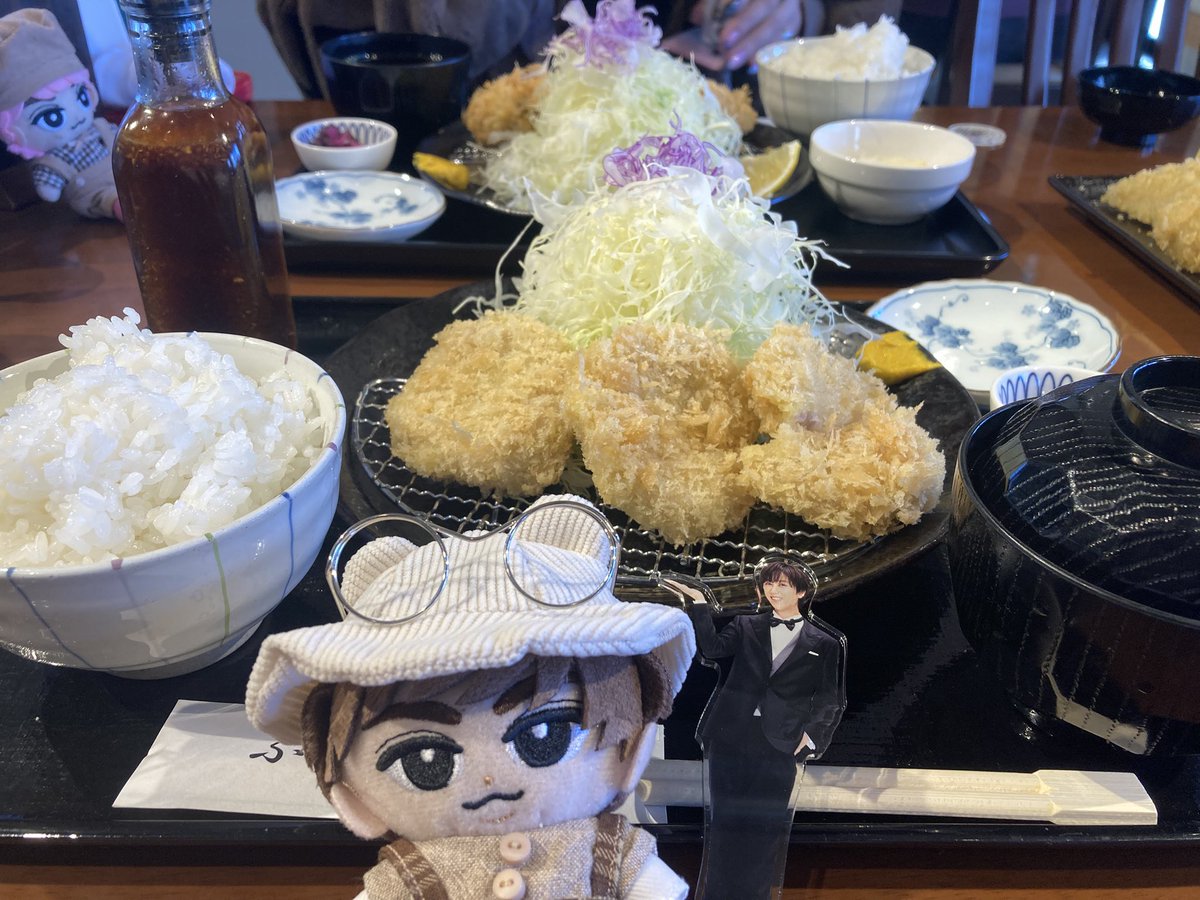 abefuka_0812's tweet photo. お昼はめめが"バナナマンのせっかくグルメ"で来てた｢ふじ屋｣さんに🖤
牡蠣フライは苦手だからヒレカツにしちゃったけど、めめが座ってた席に座れて写真も取れて幸✨️
午後はナイトフラワー観てきたよ！終始重くて深くて涙止まらんかった😭
黒髪佐久間さんの破壊力😇

#目黒蓮
#佐久間大介 https://t.co/6nsQdK9g3r