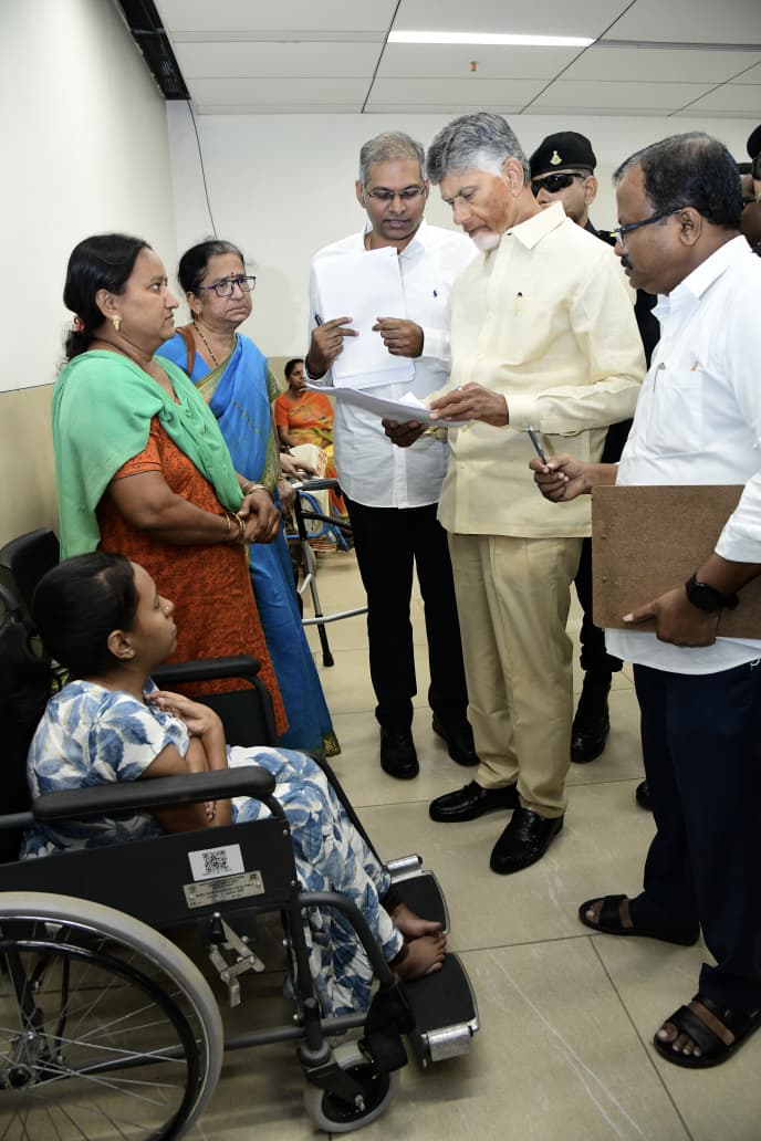 JaiTDP's tweet image. ముఖ్యమంత్రి చంద్రబాబు నాయుడు గారు మంగళగిరి పార్టీ కేంద్ర కార్యాలయంలో దివ్యాంగుల వద్దకే వెళ్లి వారి నుంచి వినతి పత్రాలు స్వీకరించారు. సమస్యల పరిష్కారానికి హామీ ఇచ్చారు. అమరావతి రాజధాని నిర్మాణానికి రూ.1 లక్ష విరాళం అందించిన ప్రత్తిపాడుకు చెందిన సీహెచ్.పూర్ణచంద్రశర్మను సీఎం…