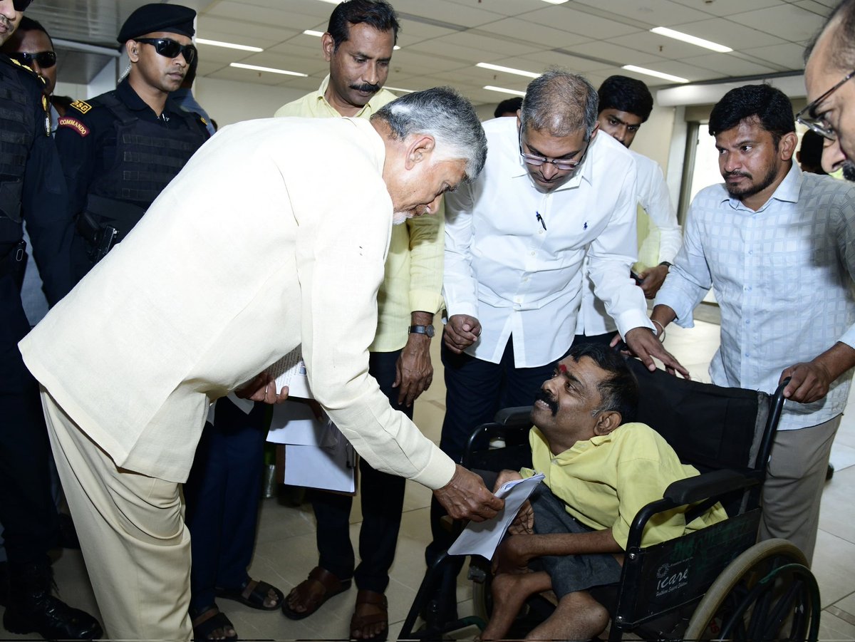 JaiTDP's tweet image. ముఖ్యమంత్రి చంద్రబాబు నాయుడు గారు మంగళగిరి పార్టీ కేంద్ర కార్యాలయంలో దివ్యాంగుల వద్దకే వెళ్లి వారి నుంచి వినతి పత్రాలు స్వీకరించారు. సమస్యల పరిష్కారానికి హామీ ఇచ్చారు. అమరావతి రాజధాని నిర్మాణానికి రూ.1 లక్ష విరాళం అందించిన ప్రత్తిపాడుకు చెందిన సీహెచ్.పూర్ణచంద్రశర్మను సీఎం…