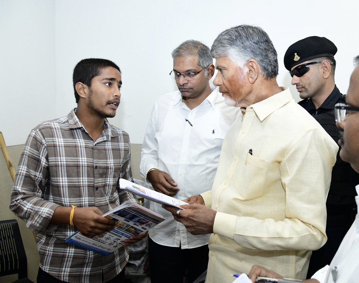 JaiTDP's tweet image. ముఖ్యమంత్రి చంద్రబాబు నాయుడు గారు మంగళగిరి పార్టీ కేంద్ర కార్యాలయంలో దివ్యాంగుల వద్దకే వెళ్లి వారి నుంచి వినతి పత్రాలు స్వీకరించారు. సమస్యల పరిష్కారానికి హామీ ఇచ్చారు. అమరావతి రాజధాని నిర్మాణానికి రూ.1 లక్ష విరాళం అందించిన ప్రత్తిపాడుకు చెందిన సీహెచ్.పూర్ణచంద్రశర్మను సీఎం…