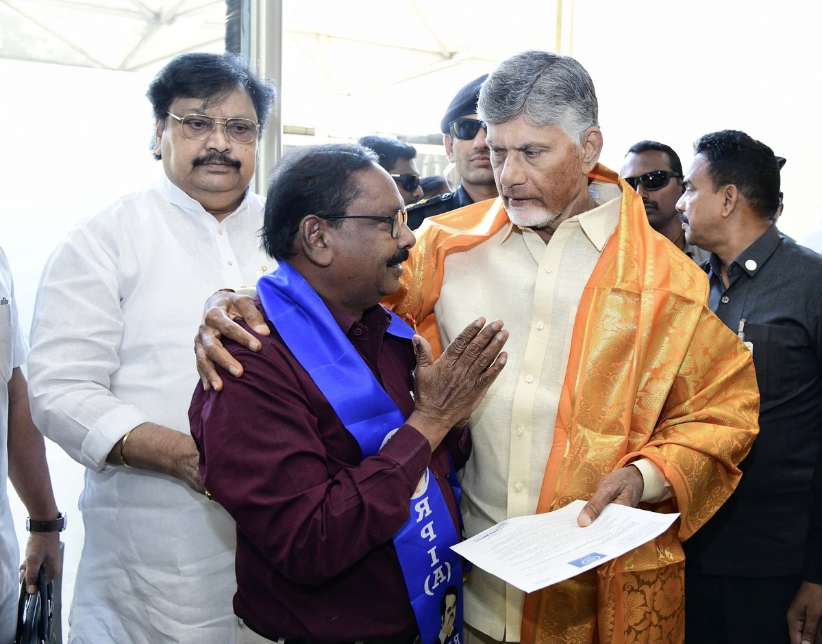 JaiTDP's tweet image. ముఖ్యమంత్రి చంద్రబాబు నాయుడు గారు మంగళగిరి పార్టీ కేంద్ర కార్యాలయంలో దివ్యాంగుల వద్దకే వెళ్లి వారి నుంచి వినతి పత్రాలు స్వీకరించారు. సమస్యల పరిష్కారానికి హామీ ఇచ్చారు. అమరావతి రాజధాని నిర్మాణానికి రూ.1 లక్ష విరాళం అందించిన ప్రత్తిపాడుకు చెందిన సీహెచ్.పూర్ణచంద్రశర్మను సీఎం…