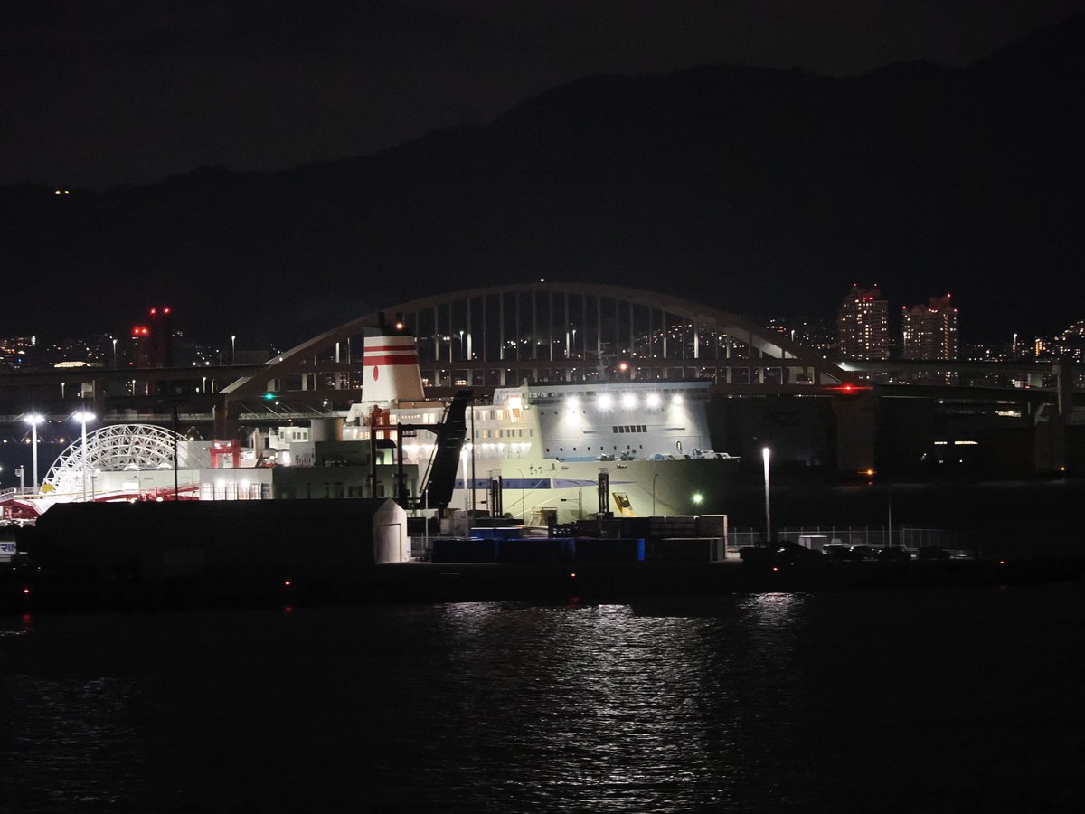 昨晩、初めて商船三井さんふらわに乗船。
選ばれたのは、神戸→大分のさんふらわあごーるど。
阪九フェリーせっつに見送られながら神戸港（六甲アイランド）を出港。

なお、途中でせっつに追い抜かれた......