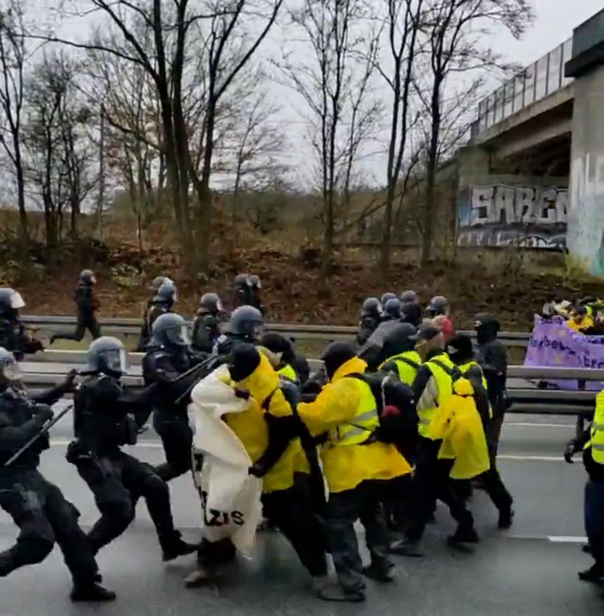 Deutsche Polizei 
 
vs                                   vs Demos 
Nazis                            gegen Nazis
