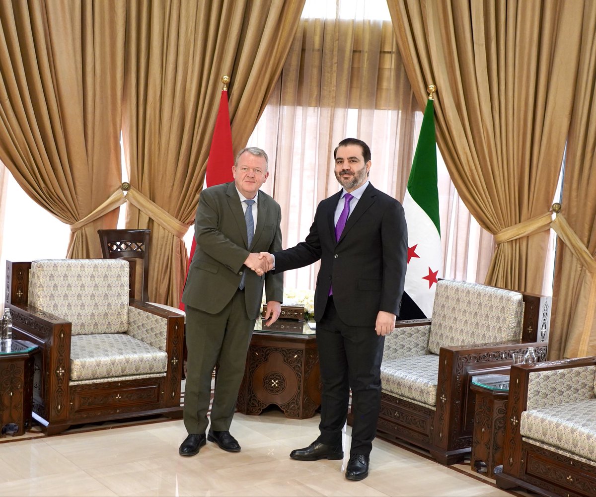 DanishMFA's tweet photo. UM @larsloekke: “Vigtigt møde med Syriens udenrigsminister. Vi er enige om at styrke vores relation. Et stabilt Syrien er i fælles interesse. Vi vil nu i fællesskab arbejde videre for mere handel, investeringer og at flere syriske flygtninge i Danmark og Europa kan vende hjem.” https://t.co/kHgKPvHn50