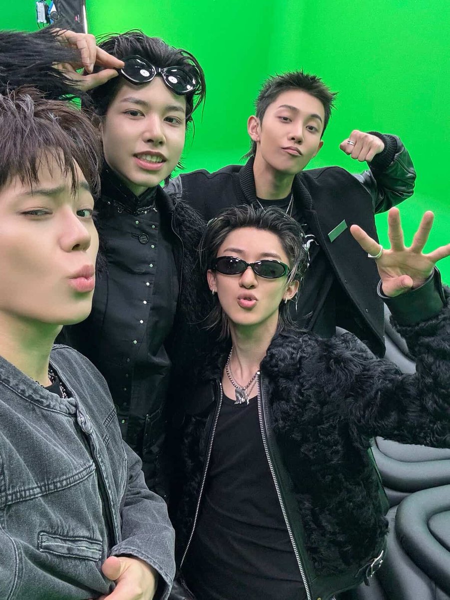 onroux's tweet image. 251118 instagram 
#LNGSHOT #LOUIS