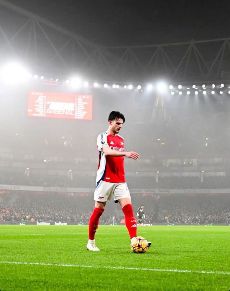 odegaard012's tweet image. 🔥💯 Massive move! Arsenal&apos;s lockin&apos; down Declan Rice long-term 🚀! Partnered with the perfect midfield duo 🤝, he&apos;s gonna lead the Gunners to greatness 🏆! Legend status confirmed 👑 #AFC #Gunners