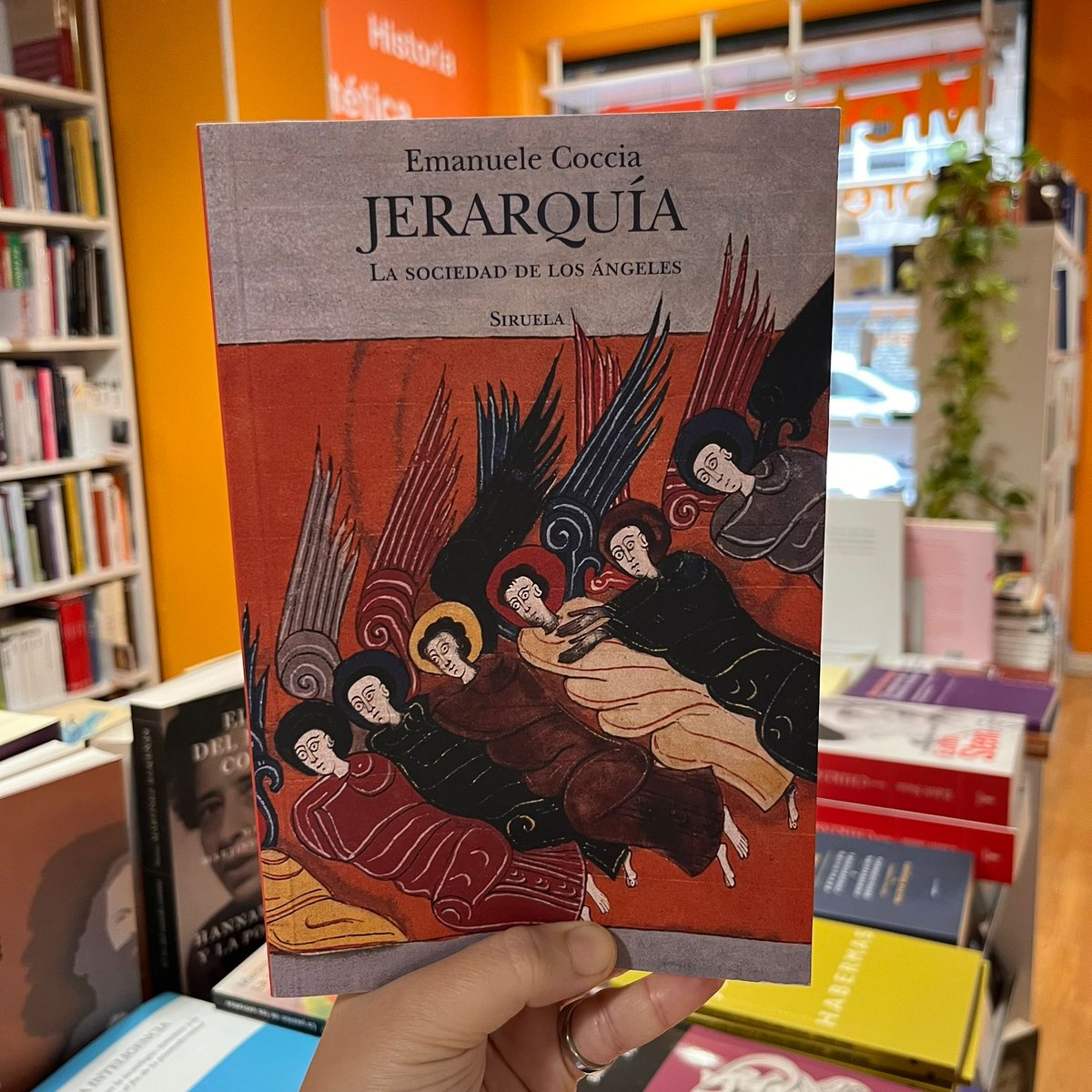 metalibreria's tweet image. Coccia recupera el mito cristiano de los ángeles como primera sociedad del cosmos y señala el origen teológico del término jerarquía; una hibridación de divinidad, poder y sociedad que permea las estructuras sociopolíticas contemporáneas @edicionesiruela
👉metalibreria.com/producto/jerar…