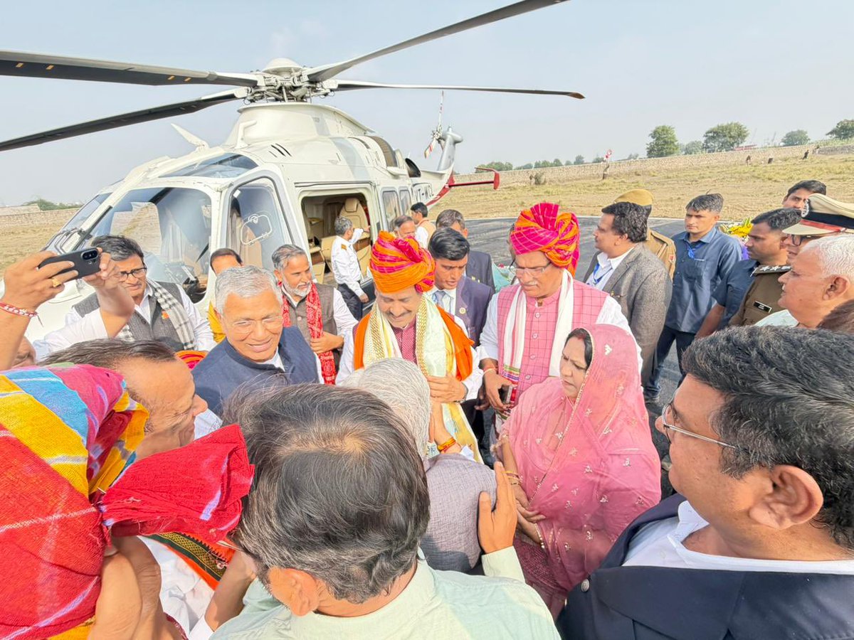 OnlinePali's tweet photo. लोकसभा अध्यक्ष ओम बिरला पहुंचे पाली:  भाजपा प्रदेश अध्यक्ष मदन राठौड़ ने लोकसभा अध्यक्ष का किया स्वागत, राजस्थानी परंपरा के अनुरूप साफा पहना कर किया गया स्वागत, लोकसभा अध्यक्ष ओम बिरला ने दुल्हे श्रेयांश राठौड़ को दिया आशीर्वाद @madanrrathore @ombirlakota https://t.co/crfQqjsy3z