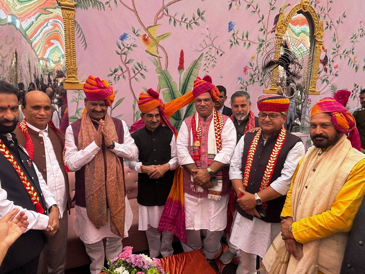 OnlinePali's tweet photo. लोकसभा अध्यक्ष ओम बिरला पहुंचे पाली:  भाजपा प्रदेश अध्यक्ष मदन राठौड़ ने लोकसभा अध्यक्ष का किया स्वागत, राजस्थानी परंपरा के अनुरूप साफा पहना कर किया गया स्वागत, लोकसभा अध्यक्ष ओम बिरला ने दुल्हे श्रेयांश राठौड़ को दिया आशीर्वाद @madanrrathore @ombirlakota https://t.co/crfQqjsy3z