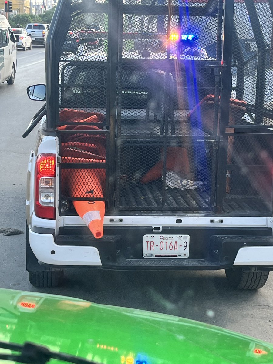 sanmmata's tweet photo. El moche en Cancún por transitar en grúa sin carga https://t.co/68kQYQFvXF