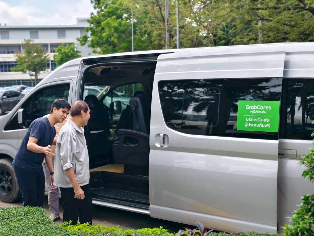 paritw92's tweet image. [ พรรคประชาชน ประสาน Grab จัดรถตู้รับส่งประชาชนจากศูนย์อพยพกลับบ้านในหาดใหญ่ - เรียกร้องรัฐบาลและท้องถิ่นร่วมกันจัดระบบรถรับส่งประชาชนทั่วเมืองในช่วงฟื้นฟูหลังน้ำท่วม ]
.
โจทย์เรื่องขนส่งภายในพื้นที่หาดใหญ่ เป็นอีกหนึ่งโจทย์ที่สำคัญสำหรับประชาชน
.
ทันทีที่น้ำเริ่มลด…