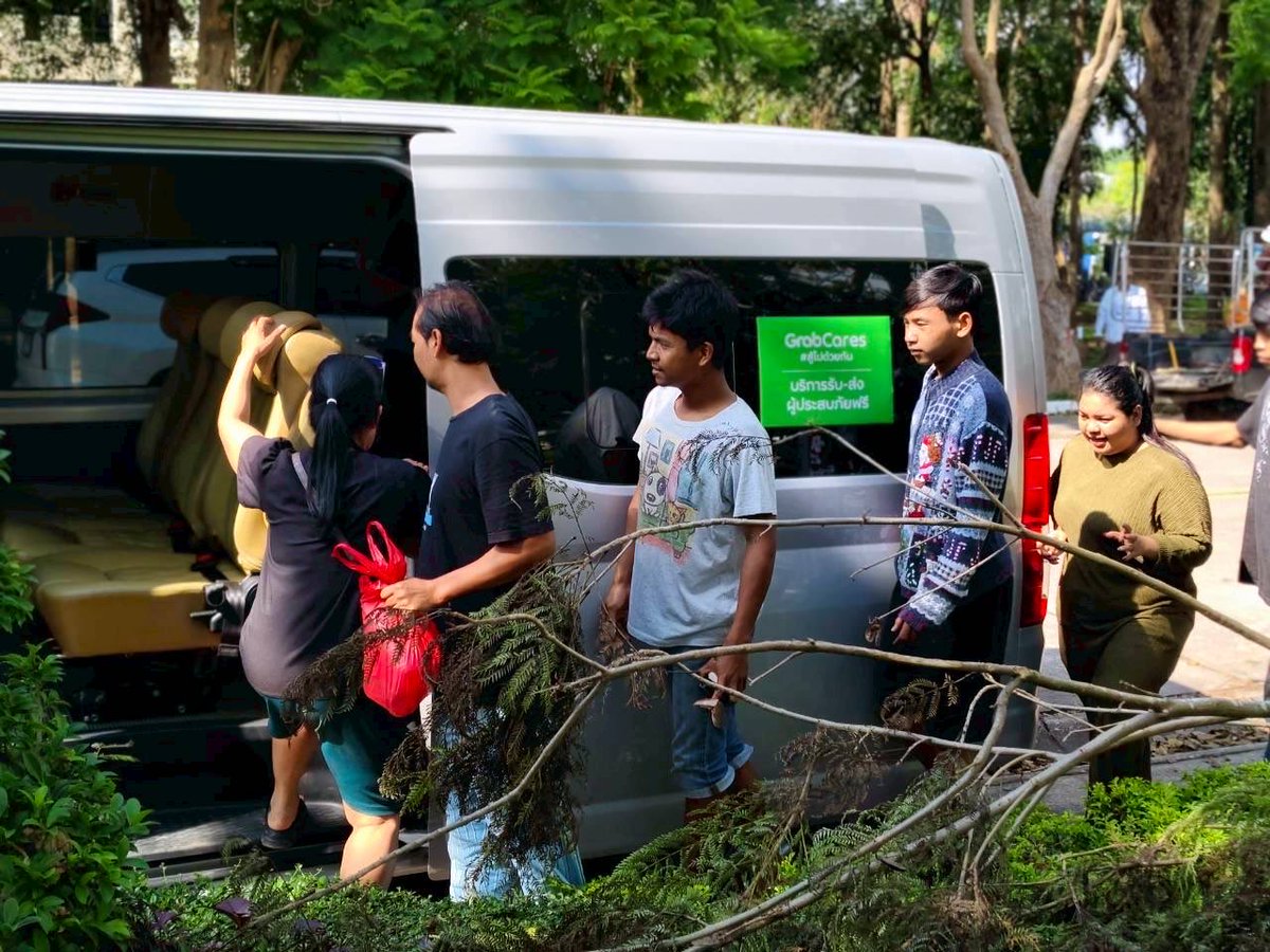 paritw92's tweet image. [ พรรคประชาชน ประสาน Grab จัดรถตู้รับส่งประชาชนจากศูนย์อพยพกลับบ้านในหาดใหญ่ - เรียกร้องรัฐบาลและท้องถิ่นร่วมกันจัดระบบรถรับส่งประชาชนทั่วเมืองในช่วงฟื้นฟูหลังน้ำท่วม ]
.
โจทย์เรื่องขนส่งภายในพื้นที่หาดใหญ่ เป็นอีกหนึ่งโจทย์ที่สำคัญสำหรับประชาชน
.
ทันทีที่น้ำเริ่มลด…