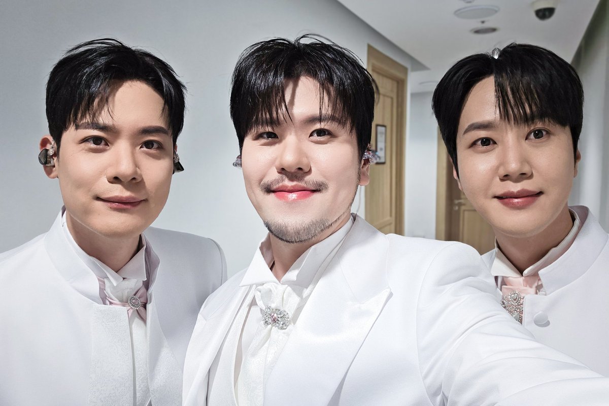 2025 라포엠 단독 콘서트 <LA POEM SYMPHONY>
DAY1️⃣

라뷰 여러분의 따뜻한 박수와 응원으로
라포엠 심포니 공연이 막을 올렸습니다💝
 
공연에 찾아주신 모든 분들께
감사의 말씀을 전합니다

내일 공연도 많은 기대 부탁드립니다🫶

중앙일보 창간 60주년 축하드립니다🎉
함께해 주신 여자경 선생님,