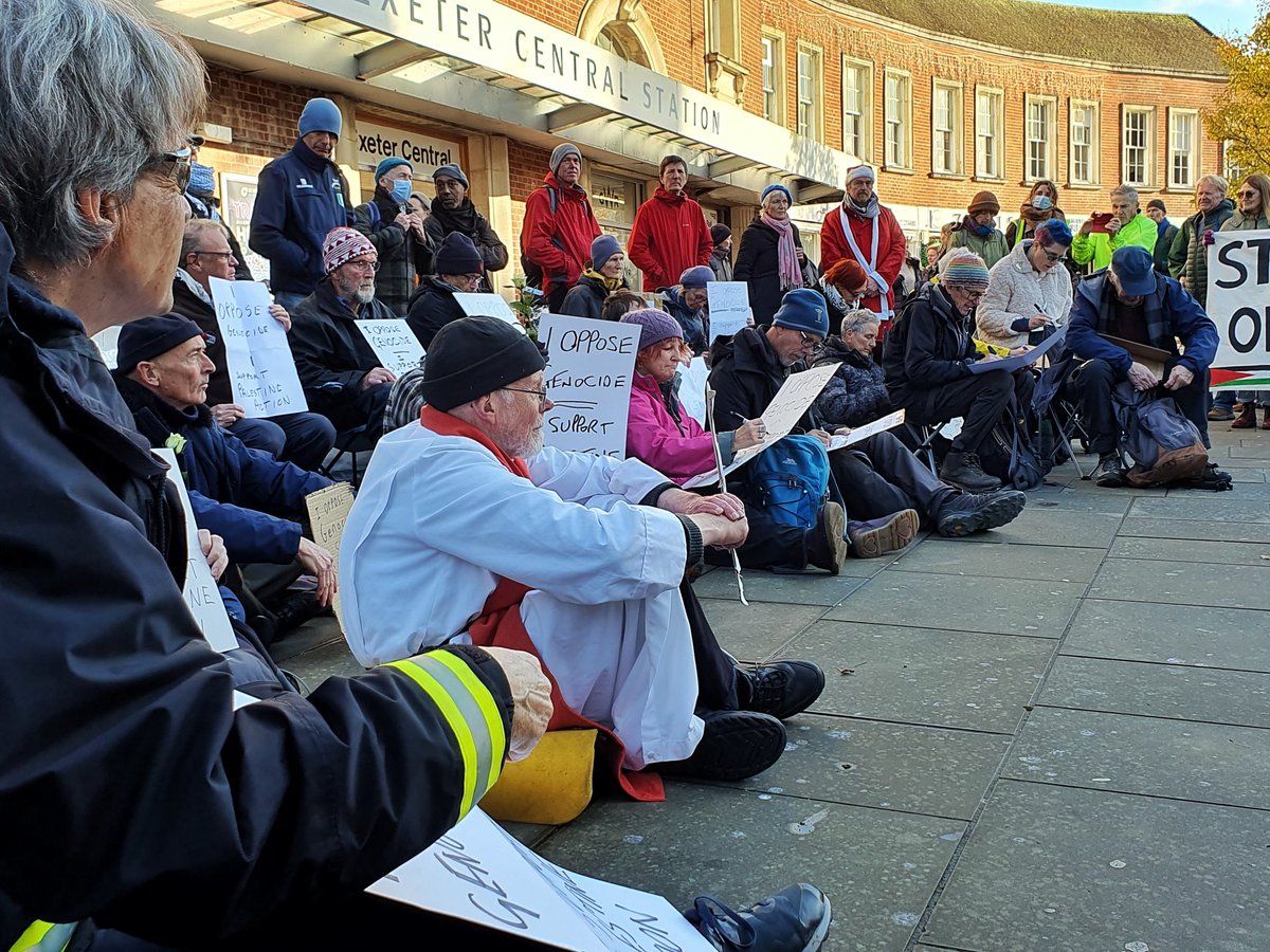 DefendourJuries's tweet image. BREAKING

Hundreds of sign-holders are descending on central locations in towns &amp;amp; cities across the UK today in defiance of Labour’s absurd and unlawful ban on direct action group Palestine Action.

Follow this thread for updates on locations taking part throughout the afternoon!