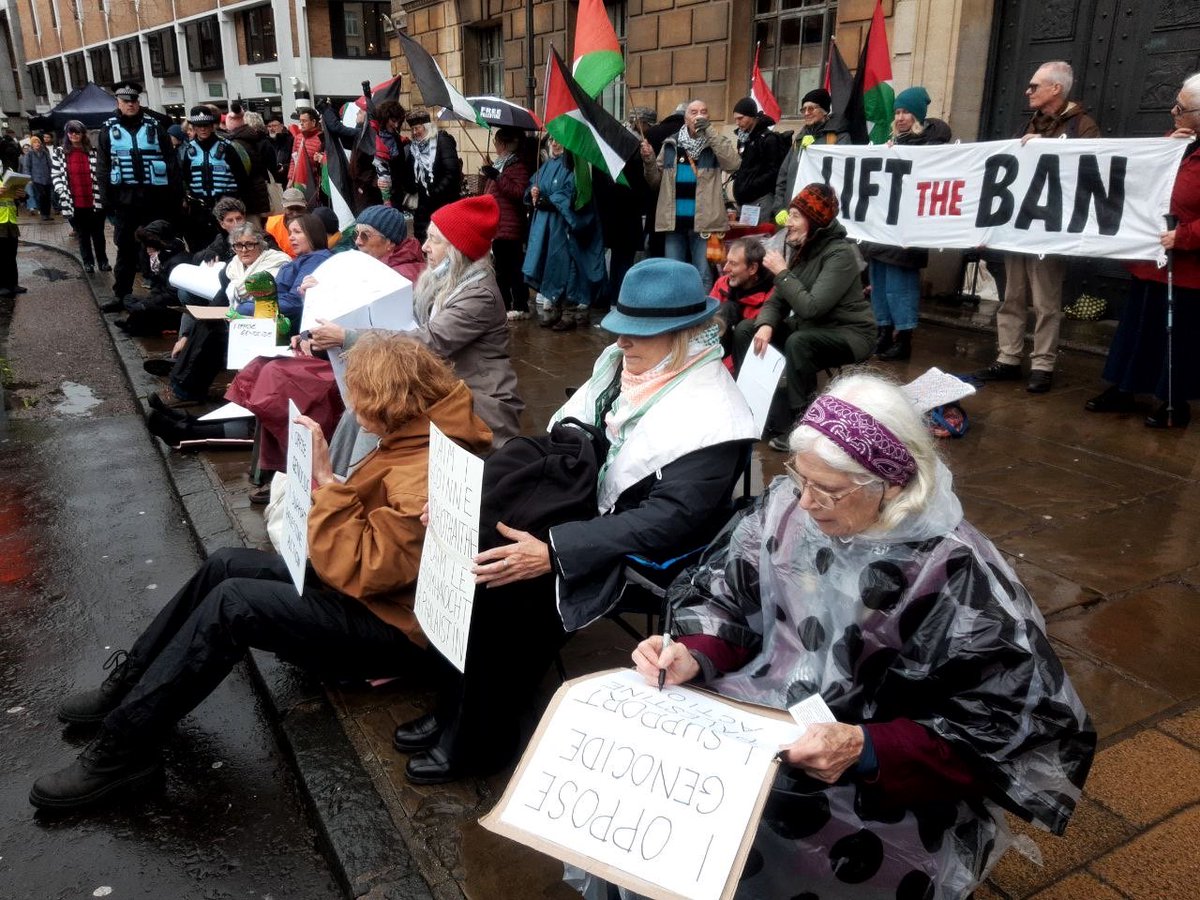 DefendourJuries's tweet image. BREAKING

Hundreds of sign-holders are descending on central locations in towns &amp;amp; cities across the UK today in defiance of Labour’s absurd and unlawful ban on direct action group Palestine Action.

Follow this thread for updates on locations taking part throughout the afternoon!